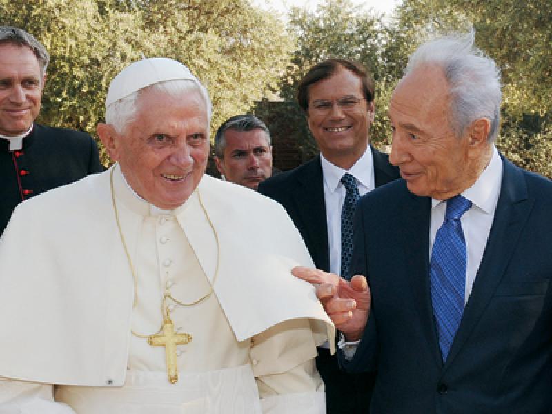 משוחח עם האפיפיור בביקורו בישראל